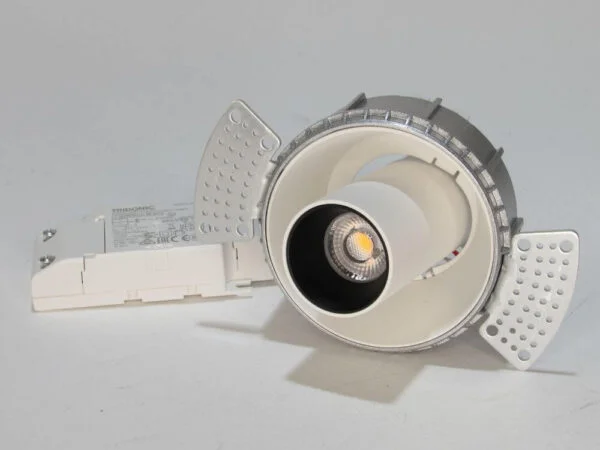 a photo that contain the front side of a downlight spot 7w alpha